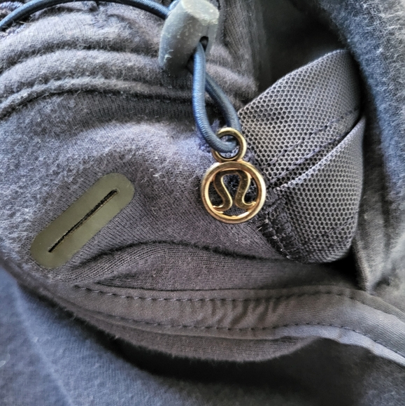 LULULEMON | City Bound Snap Button Close Strap Hooded Reversible jacket - Picture 11 of 15